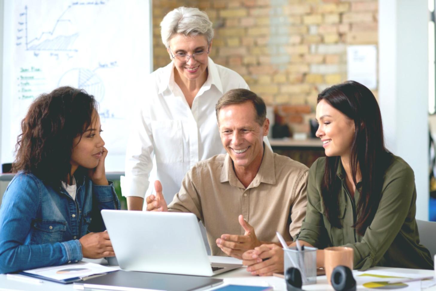 Session de formation en planification financière avec documents et calculatrices